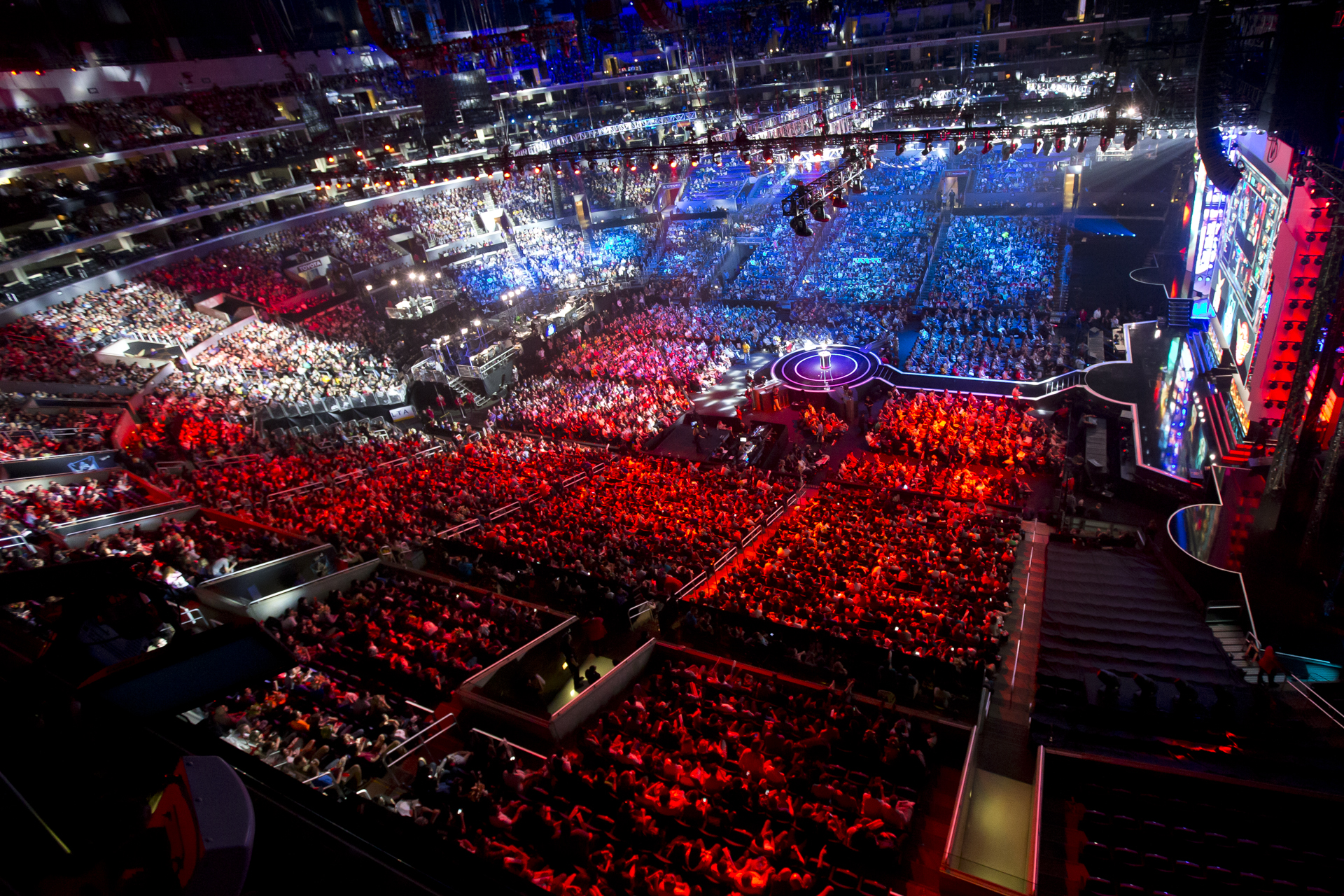 T1战队Faker谈关键团战制胜：团队配合日趋成熟，夺冠目标坚定不移